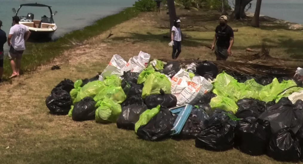 Boaters against plastic #2 Signapore island clean up